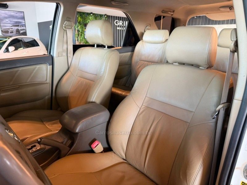 TOYOTA HILUX SW4 3.0 SRV 4X4 16V TURBO INTERCOOLER 2013/2013 GRIFFCAR MULTIMARCAS DOIS IRMÃOS / Carros no Vale TOYOTA HILUX SW4 3.0 SRV 4X4 16V TURBO INTERCOOLER 2013/2013 GRIFFCAR MULTIMARCAS DOIS IRMÃOS / Carros no Vale