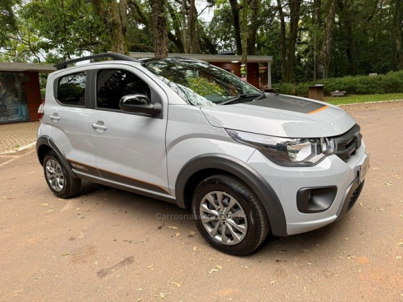FIAT MOBI 1.0 TREKKING 8V 2022/2023 KASPER VEÍCULOS DOIS IRMÃOS / Carros no Vale