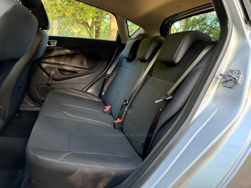 FORD FIESTA 1.6 SE HATCH 16V 2017/2017 KASPER VEÍCULOS DOIS IRMÃOS / Carros no Vale