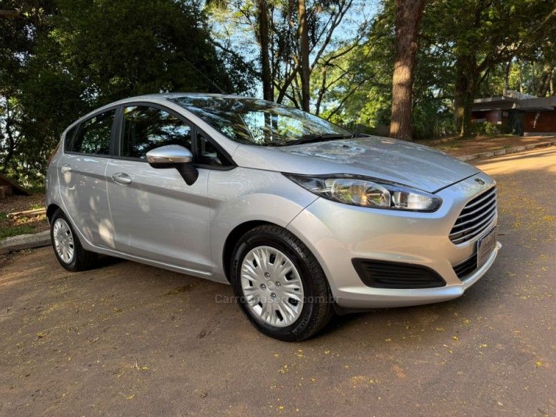 FORD FIESTA 1.6 SE HATCH 16V 2017/2017 KASPER VEÍCULOS DOIS IRMÃOS / Carros no Vale