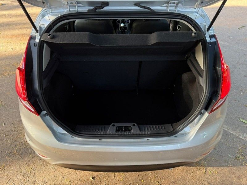 FORD FIESTA 1.6 SE HATCH 16V 2017/2017 KASPER VEÍCULOS DOIS IRMÃOS / Carros no Vale