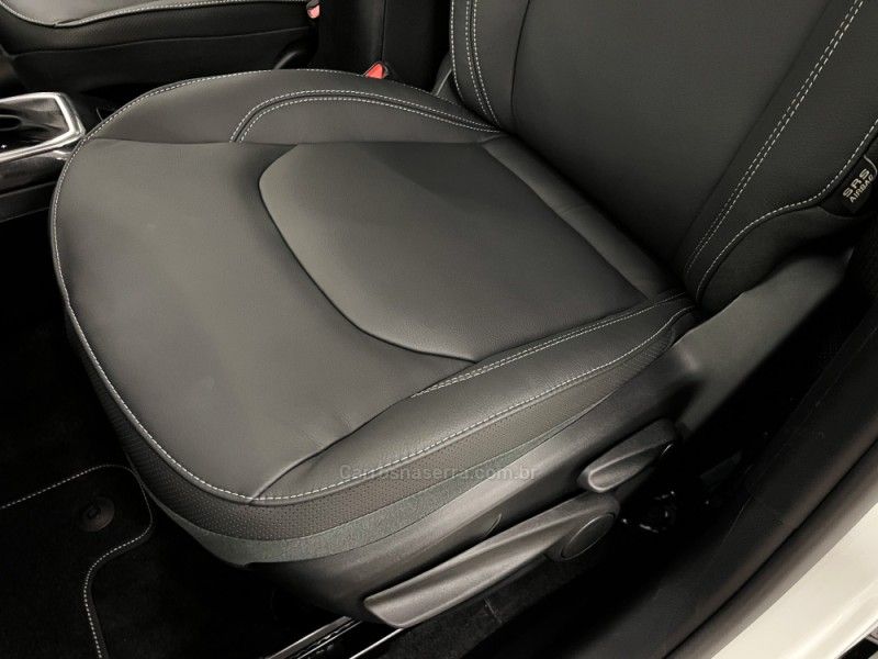 JEEP RENEGADE 1.3 16V NIGHT EAGLE T270 TURBO 2025/2026 ÓTIMA CAR FLORES DA CUNHA / Carros no Vale