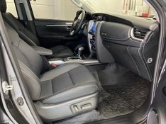 TOYOTA HILUX SW4 2.8 4X4 SRX PLATINUM TURBO 2025/2025 ÓTIMA CAR FLORES DA CUNHA / Carros no Vale