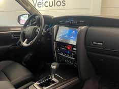 TOYOTA HILUX SW4 2.8 4X4 SRX PLATINUM TURBO 2025/2025 ÓTIMA CAR FLORES DA CUNHA / Carros no Vale