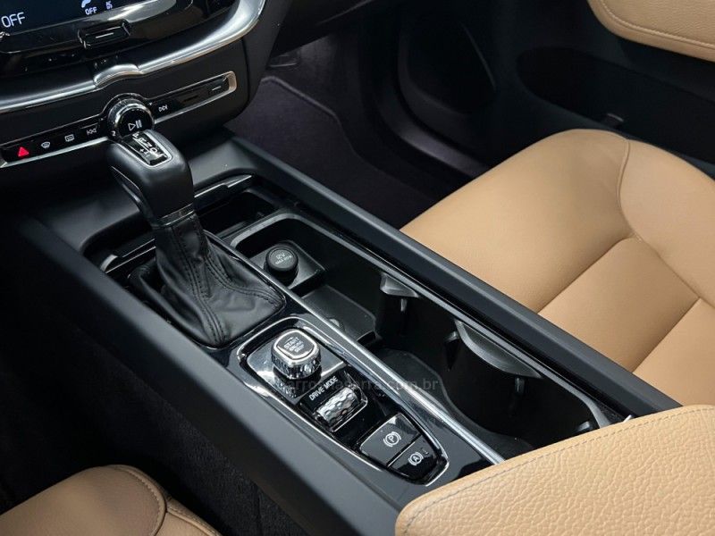 VOLVO XC60 2.0 T5 MOMENTUM 2019/2019 ÓTIMA CAR FLORES DA CUNHA / Carros no Vale