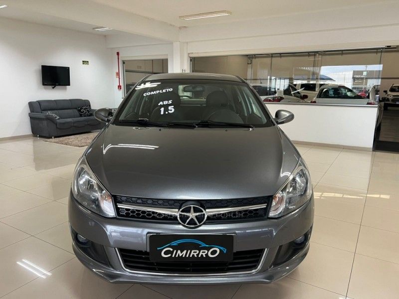 JAC J3 1.5 S 16V 2014/2015 CIMIRRO AUTOMÓVEIS TAQUARA / Carros no Vale JAC J3 1.5 S 16V 2014/2015 CIMIRRO AUTOMÓVEIS TAQUARA / Carros no Vale
