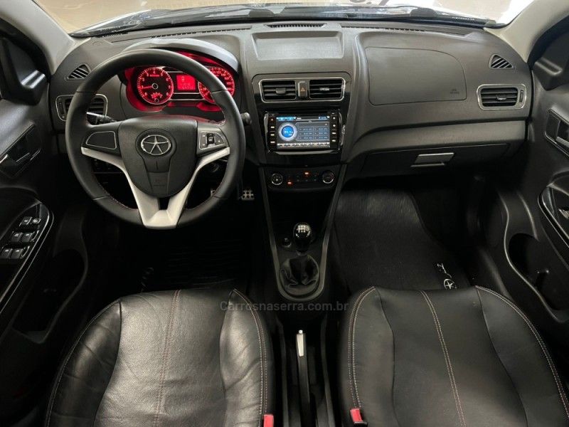 JAC J3 1.5 S 16V 2014/2015 CIMIRRO AUTOMÓVEIS TAQUARA / Carros no Vale JAC J3 1.5 S 16V 2014/2015 CIMIRRO AUTOMÓVEIS TAQUARA / Carros no Vale