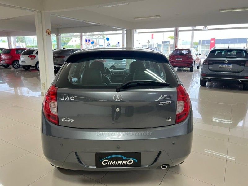 JAC J3 1.5 S 16V 2014/2015 CIMIRRO AUTOMÓVEIS TAQUARA / Carros no Vale JAC J3 1.5 S 16V 2014/2015 CIMIRRO AUTOMÓVEIS TAQUARA / Carros no Vale
