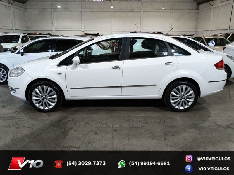 FIAT LINEA 1.8 ESSENCE 16V 2011/2012 V10 VEÍCULOS CAXIAS DO SUL / Carros no Vale