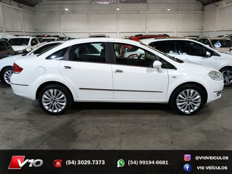 FIAT LINEA 1.8 ESSENCE 16V 2011/2012 V10 VEÍCULOS CAXIAS DO SUL / Carros no Vale