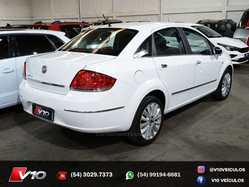 FIAT LINEA 1.8 ESSENCE 16V 2011/2012 V10 VEÍCULOS CAXIAS DO SUL / Carros no Vale