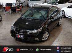 KIA CERATO 1.6 EX2 SEDAN 16V 2009/2010 V10 VEÍCULOS CAXIAS DO SUL / Carros no Vale