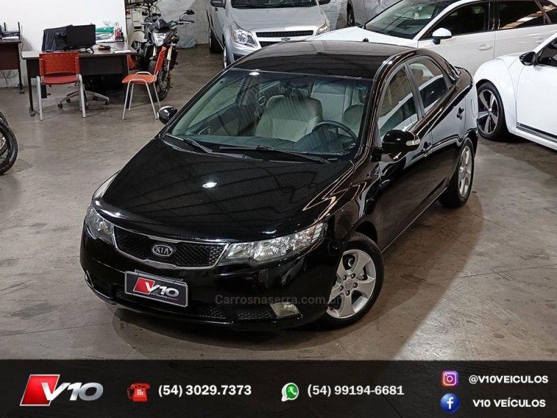 KIA CERATO 1.6 EX2 SEDAN 16V 2009/2010 V10 VEÍCULOS CAXIAS DO SUL / Carros no Vale