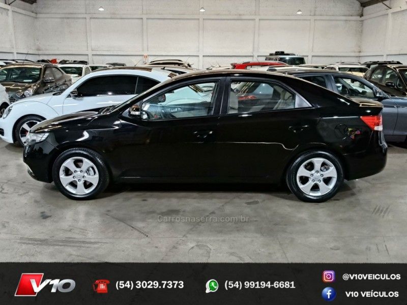 KIA CERATO 1.6 EX2 SEDAN 16V 2009/2010 V10 VEÍCULOS CAXIAS DO SUL / Carros no Vale
