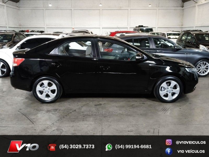 KIA CERATO 1.6 EX2 SEDAN 16V 2009/2010 V10 VEÍCULOS CAXIAS DO SUL / Carros no Vale