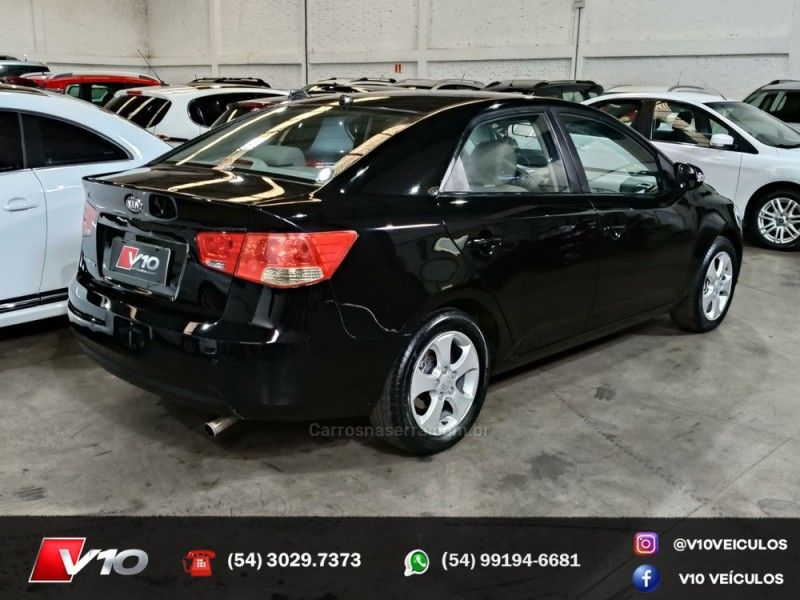 KIA CERATO 1.6 EX2 SEDAN 16V 2009/2010 V10 VEÍCULOS CAXIAS DO SUL / Carros no Vale