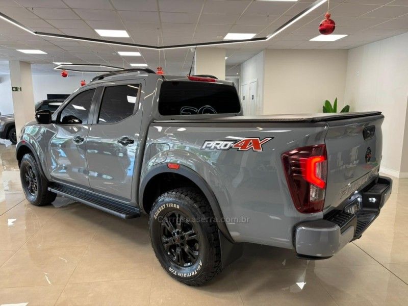 NISSAN FRONTIER 2.3 PRO4X 4X4 CD BI-TURBO 2022/2023 LUIGGI AUTOMÓVEIS CARLOS BARBOSA / Carros no Vale NISSAN FRONTIER 2.3 PRO4X 4X4 CD BI-TURBO 2022/2023 LUIGGI AUTOMÓVEIS CARLOS BARBOSA / Carros no Vale