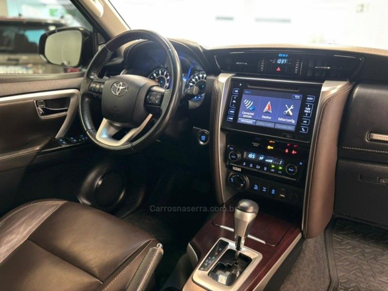 TOYOTA HILUX 2.8 SRX 4X4 CD 16V 2017/2017 LUIGGI AUTOMÓVEIS CARLOS BARBOSA / Carros no Vale TOYOTA HILUX 2.8 SRX 4X4 CD 16V 2017/2017 LUIGGI AUTOMÓVEIS CARLOS BARBOSA / Carros no Vale