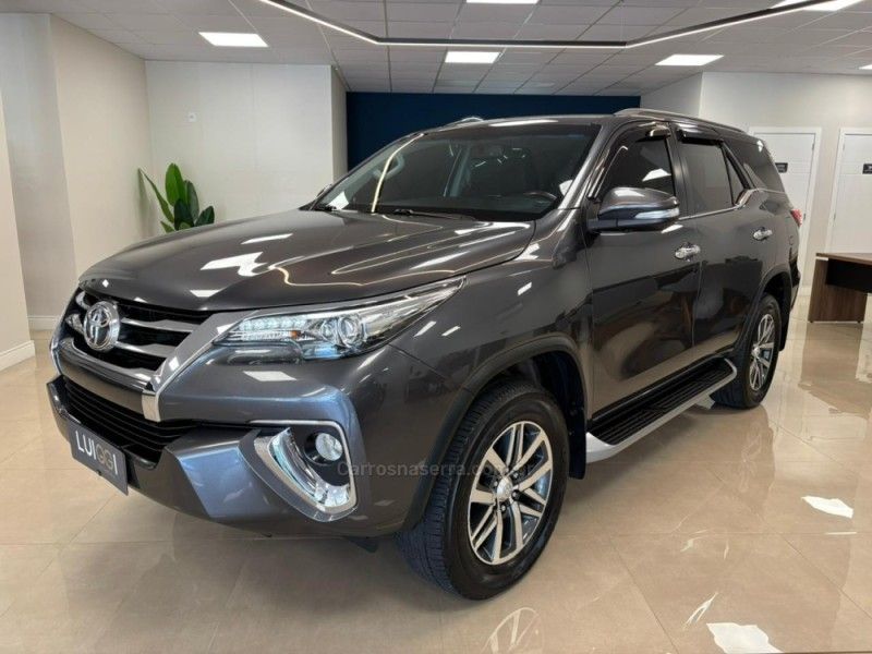 TOYOTA HILUX SW4 2.8 SRX 4X4 16V TURBO INTERCOOLER 2017/2017 LUIGGI AUTOMÓVEIS CARLOS BARBOSA / Carros no Vale TOYOTA HILUX SW4 2.8 SRX 4X4 16V TURBO INTERCOOLER 2017/2017 LUIGGI AUTOMÓVEIS CARLOS BARBOSA / Carros no Vale