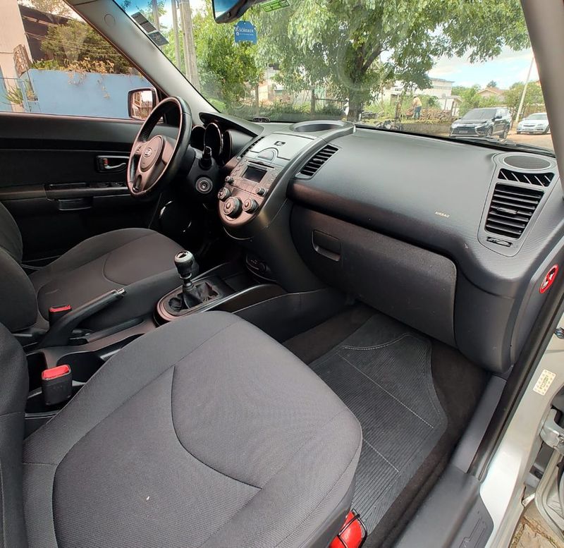 KIA SOUL 1.6/ 16V Mec. 2010/2011 RENNER AUTOMÓVEIS LAJEADO / Carros no Vale KIA SOUL 1.6/ 16V Mec. 2010/2011 RENNER AUTOMÓVEIS LAJEADO / Carros no Vale