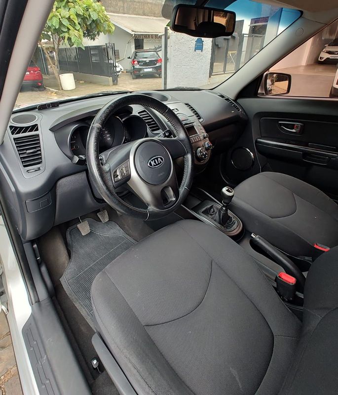 KIA SOUL 1.6/ 16V Mec. 2010/2011 RENNER AUTOMÓVEIS LAJEADO / Carros no Vale KIA SOUL 1.6/ 16V Mec. 2010/2011 RENNER AUTOMÓVEIS LAJEADO / Carros no Vale