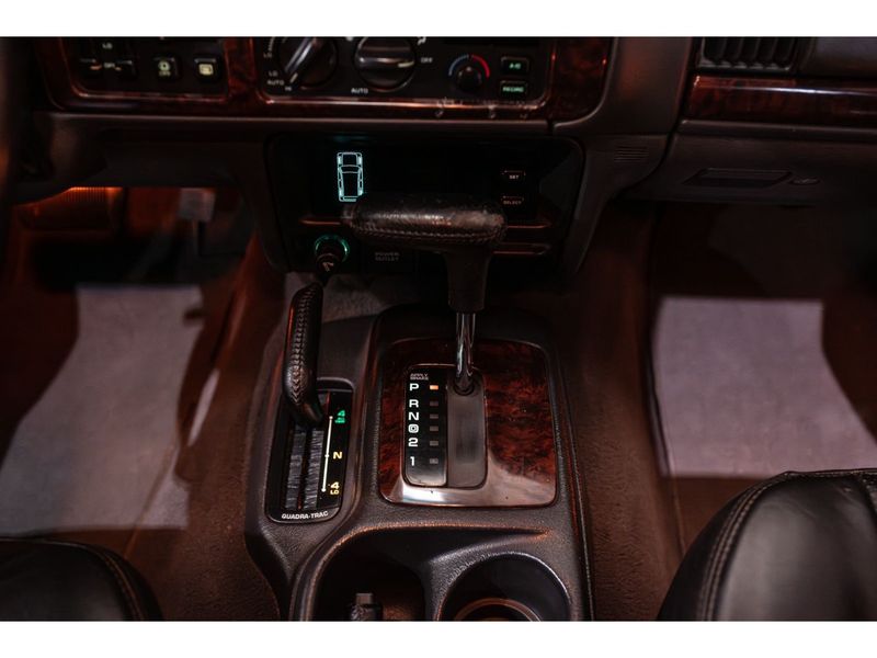 JEEP GRAND CHEROKEE 5.9 LIMITED LX 4X4 V8 16V 1998/1998 PASTORE CAR COLLECTION BENTO GONÇALVES / Carros no Vale JEEP GRAND CHEROKEE 5.9 LIMITED LX 4X4 V8 16V 1998/1998 PASTORE CAR COLLECTION BENTO GONÇALVES / Carros no Vale