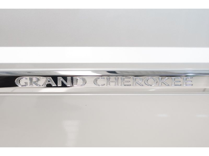 JEEP GRAND CHEROKEE 6.1 SRT HEMI 4X4 V8 16V 2006/2006 PASTORE CAR COLLECTION BENTO GONÇALVES / Carros no Vale JEEP GRAND CHEROKEE 6.1 SRT HEMI 4X4 V8 16V 2006/2006 PASTORE CAR COLLECTION BENTO GONÇALVES / Carros no Vale