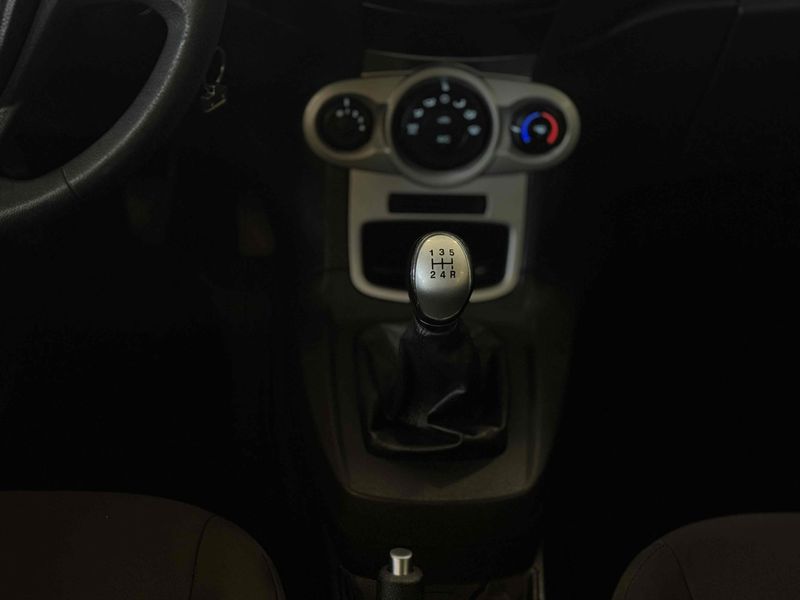 FORD FIESTA 1.6 SE HATCH 16V 2016/2017 LEHMEN VEÍCULOS VENÂNCIO AIRES / Carros no Vale