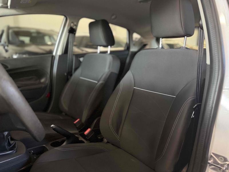 FORD FIESTA 1.6 SE HATCH 16V 2016/2017 LEHMEN VEÍCULOS VENÂNCIO AIRES / Carros no Vale