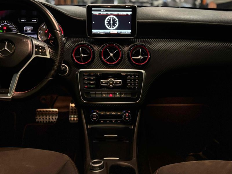 MERCEDES-BENZ A 250 2.0 SPORT TURBO AUTOMATIZADO 2014/2015 LEHMEN VEÍCULOS VENÂNCIO AIRES / Carros no Vale