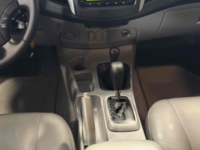 TOYOTA HILUX 3.0 SRV 4X4 CD 16V TURBO INTERCOOLER 2011/2011 LEHMEN VEÍCULOS VENÂNCIO AIRES / Carros no Vale