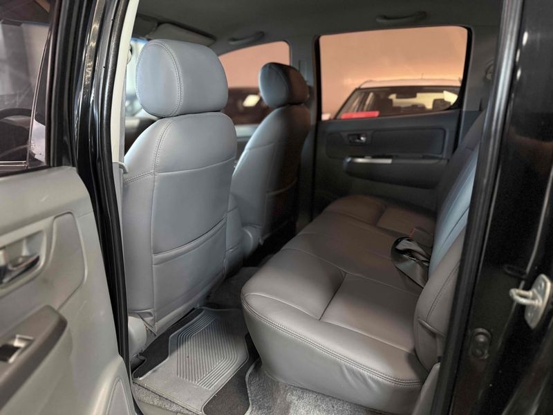 TOYOTA HILUX 3.0 SRV 4X4 CD 16V TURBO INTERCOOLER 2011/2011 LEHMEN VEÍCULOS VENÂNCIO AIRES / Carros no Vale