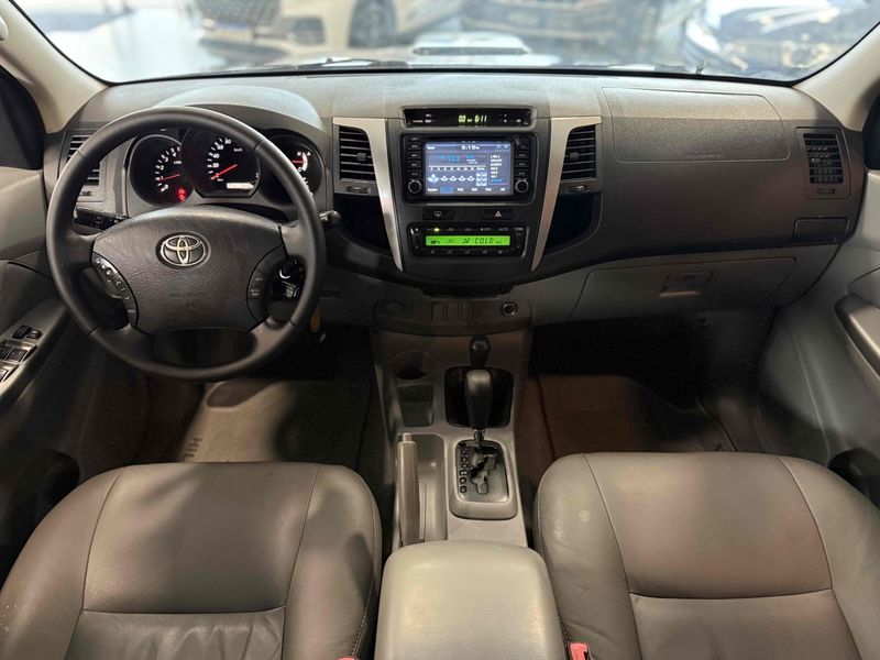 TOYOTA HILUX 3.0 SRV 4X4 CD 16V TURBO INTERCOOLER 2011/2011 LEHMEN VEÍCULOS VENÂNCIO AIRES / Carros no Vale