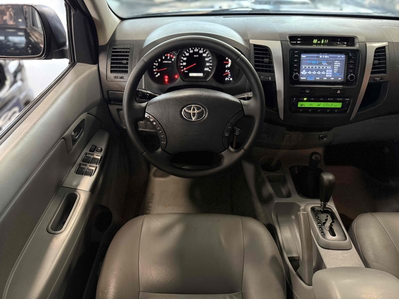 TOYOTA HILUX 3.0 SRV 4X4 CD 16V TURBO INTERCOOLER 2011/2011 LEHMEN VEÍCULOS VENÂNCIO AIRES / Carros no Vale