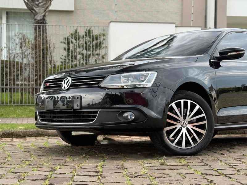 VOLKSWAGEN JETTA 2.0 TSI HIGHLINE 200CV TIPTRONIC 2011/2012 LEHMEN VEÍCULOS VENÂNCIO AIRES / Carros no Vale