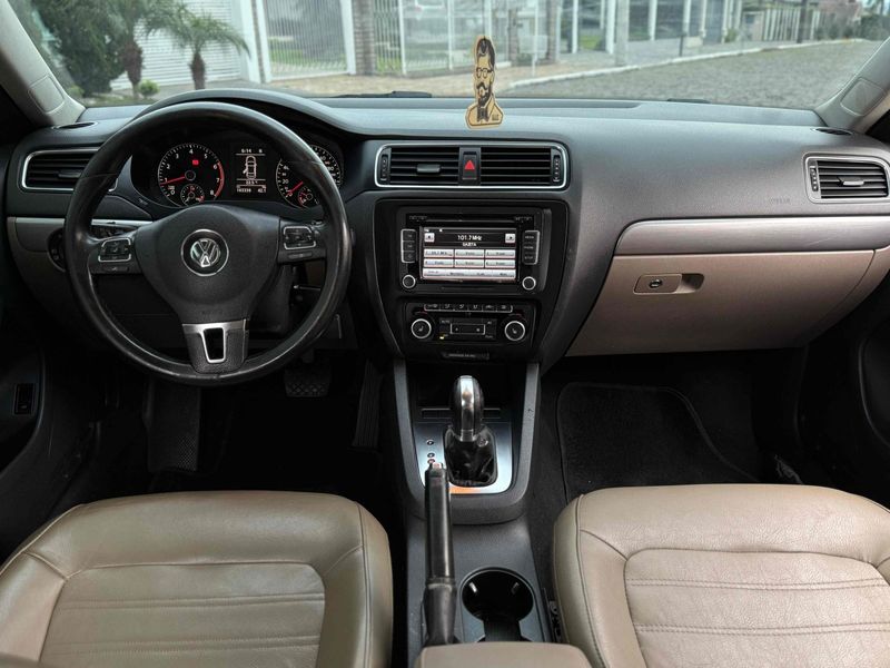 VOLKSWAGEN JETTA 2.0 TSI HIGHLINE 200CV TIPTRONIC 2011/2012 LEHMEN VEÍCULOS VENÂNCIO AIRES / Carros no Vale
