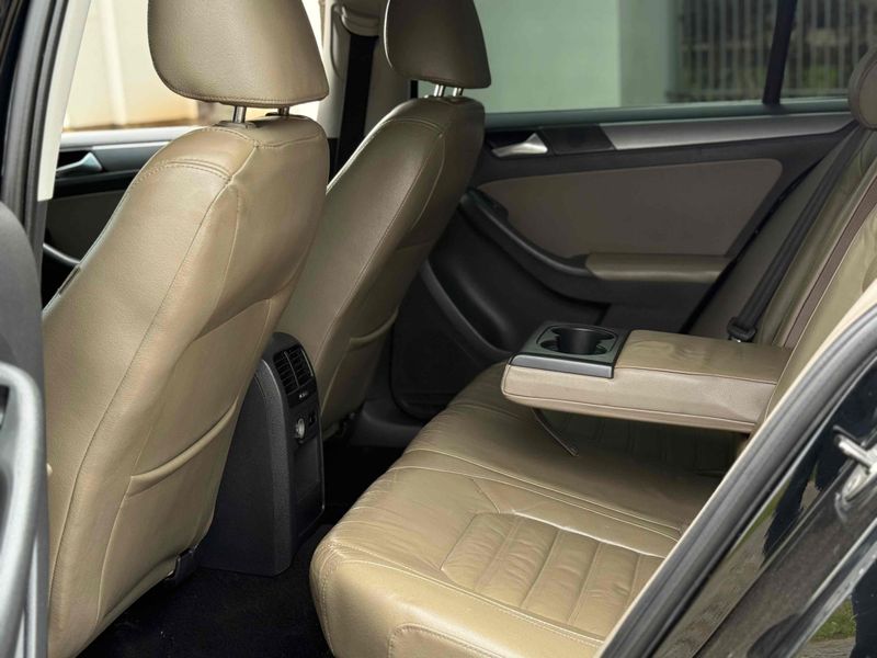 VOLKSWAGEN JETTA 2.0 TSI HIGHLINE 200CV TIPTRONIC 2011/2012 LEHMEN VEÍCULOS VENÂNCIO AIRES / Carros no Vale