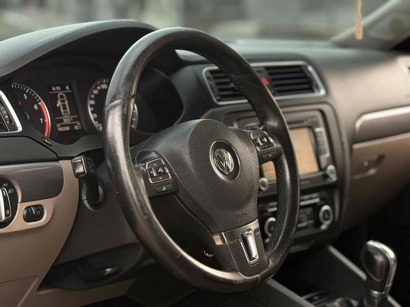 VOLKSWAGEN JETTA 2.0 TSI HIGHLINE 200CV TIPTRONIC 2011/2012 LEHMEN VEÍCULOS VENÂNCIO AIRES / Carros no Vale