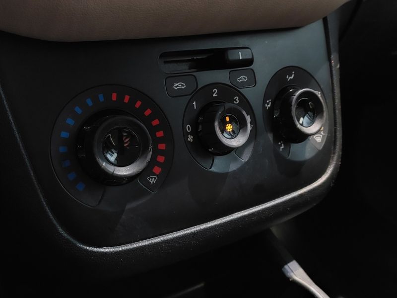 Fiat LINEA 1.8 ESSENCE 16V FLEX 4P AUTOMATIZADO 2015/2016 BETIOLO NOVOS E SEMINOVOS LAJEADO / Carros no Vale Fiat LINEA 1.8 ESSENCE 16V FLEX 4P AUTOMATIZADO 2015/2016 BETIOLO NOVOS E SEMINOVOS LAJEADO / Carros no Vale