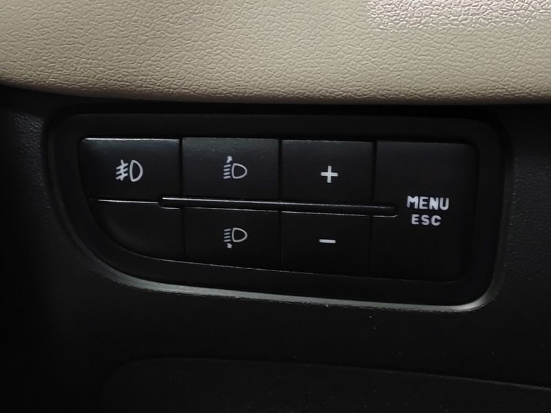 Fiat LINEA 1.8 ESSENCE 16V FLEX 4P AUTOMATIZADO 2015/2016 BETIOLO NOVOS E SEMINOVOS LAJEADO / Carros no Vale Fiat LINEA 1.8 ESSENCE 16V FLEX 4P AUTOMATIZADO 2015/2016 BETIOLO NOVOS E SEMINOVOS LAJEADO / Carros no Vale