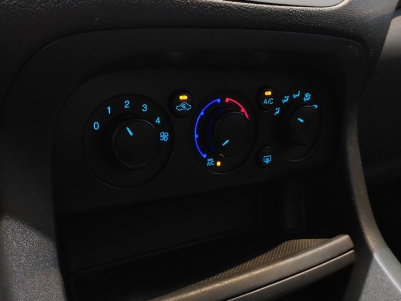 Ford KA 1.0 TI-VCT FLEX SE MANUAL 2017/2018 BETIOLO NOVOS E SEMINOVOS LAJEADO / Carros no Vale