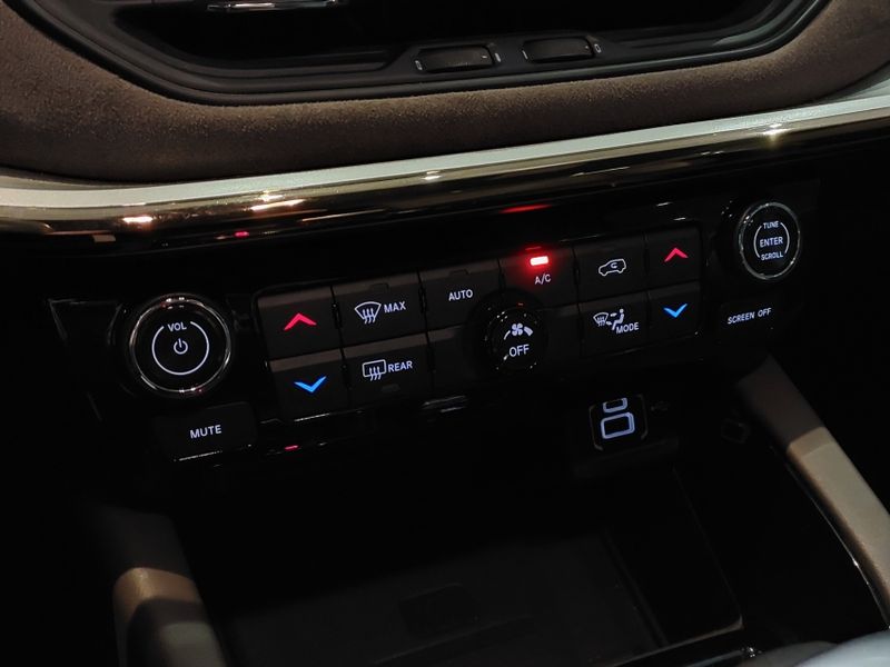 JEEP COMMANDER 2.0 TD380 TURBO DIESEL OVERLAND AT9 2021/2022 BETIOLO NOVOS E SEMINOVOS LAJEADO / Carros no Vale JEEP COMMANDER 2.0 TD380 TURBO DIESEL OVERLAND AT9 2021/2022 BETIOLO NOVOS E SEMINOVOS LAJEADO / Carros no Vale