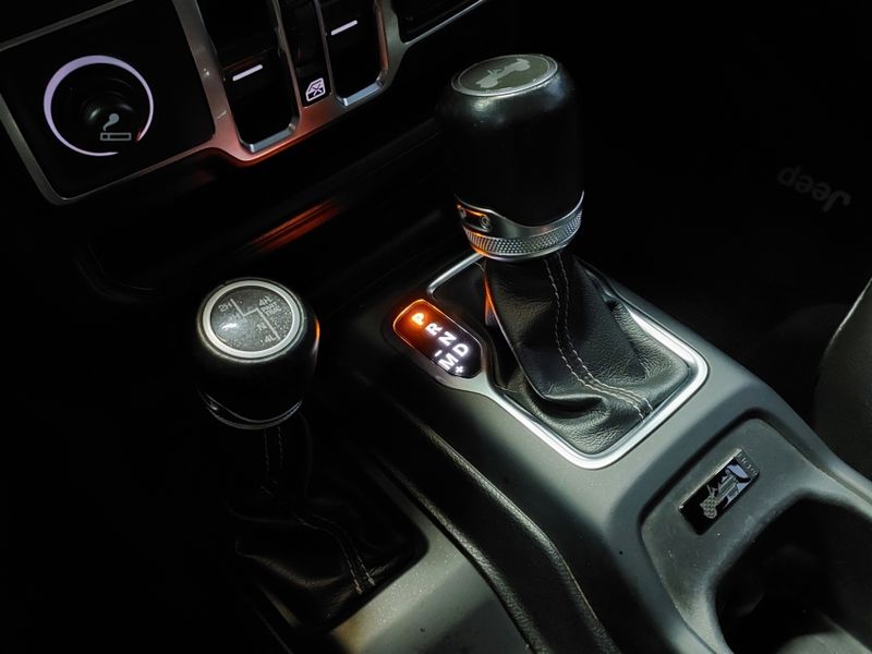 JEEP WRANGLER 2.0 TURBO GASOLINA UNLIMITED OVERLAND 4P 4X4 AT8 2021/2021 BETIOLO NOVOS E SEMINOVOS LAJEADO / Carros no Vale