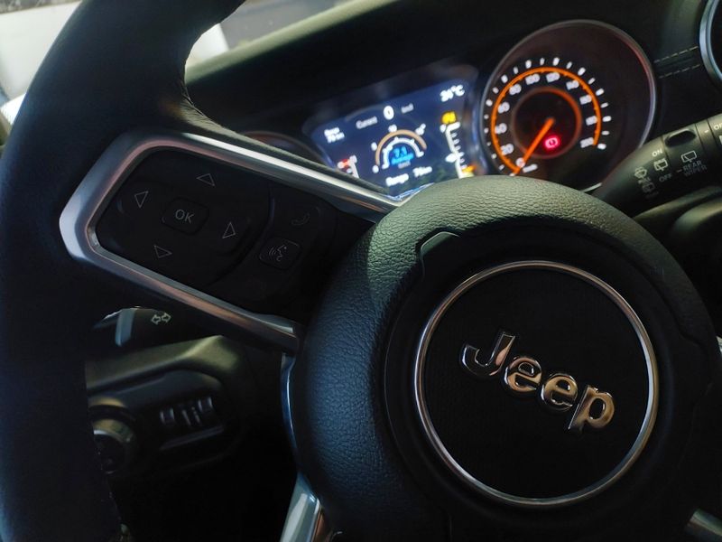 JEEP WRANGLER 2.0 TURBO GASOLINA UNLIMITED OVERLAND 4P 4X4 AT8 2021/2021 BETIOLO NOVOS E SEMINOVOS LAJEADO / Carros no Vale