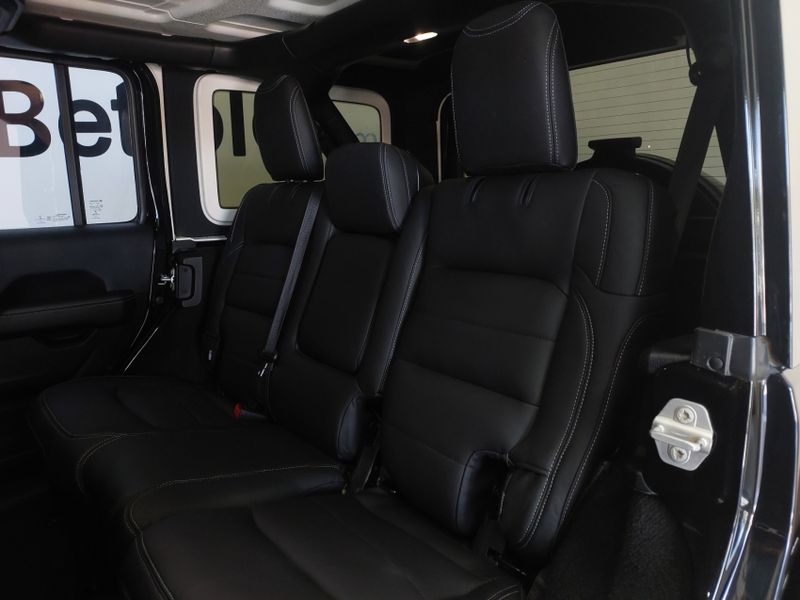 JEEP WRANGLER 2.0 TURBO GASOLINA UNLIMITED OVERLAND 4P 4X4 AT8 2021/2021 BETIOLO NOVOS E SEMINOVOS LAJEADO / Carros no Vale