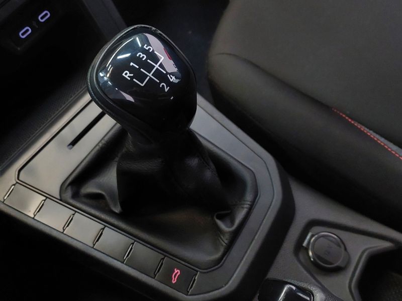 Volkswagen POLO 1.0 MPI TRACK MANUAL 2023/2024 BETIOLO NOVOS E SEMINOVOS LAJEADO / Carros no Vale