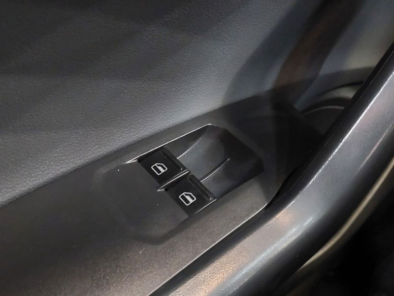 Volkswagen POLO 1.0 MPI TRACK MANUAL 2023/2024 BETIOLO NOVOS E SEMINOVOS LAJEADO / Carros no Vale