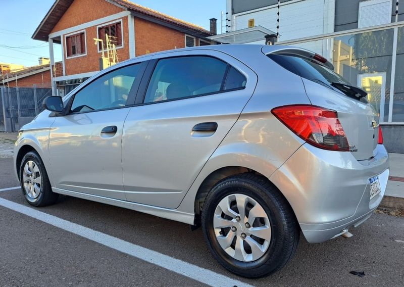 Chevrolet ONIX 1.0 MPFI JOY 8V FLEX 4P MANUAL 2019/2019 CAMINHÕES & CAMIONETAS PASSO FUNDO / Carros no Vale