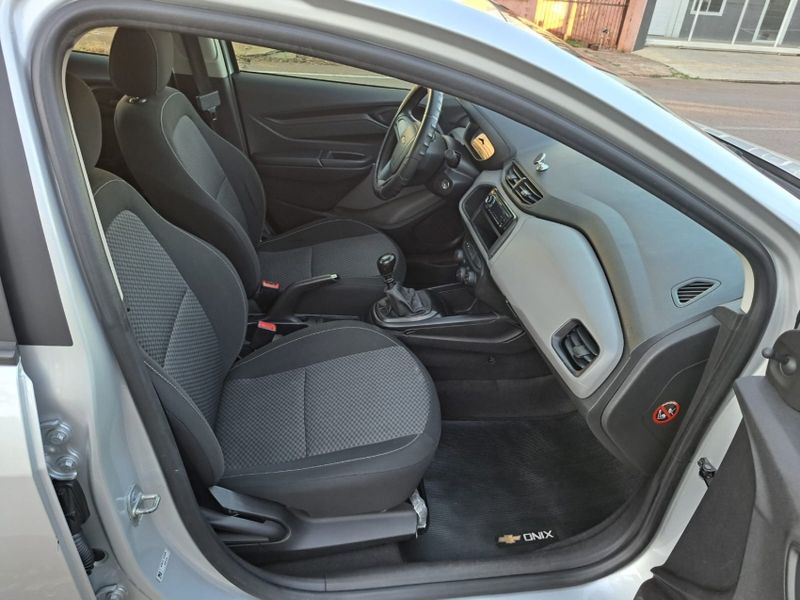 Chevrolet ONIX 1.0 MPFI JOY 8V FLEX 4P MANUAL 2019/2019 CAMINHÕES & CAMIONETAS PASSO FUNDO / Carros no Vale