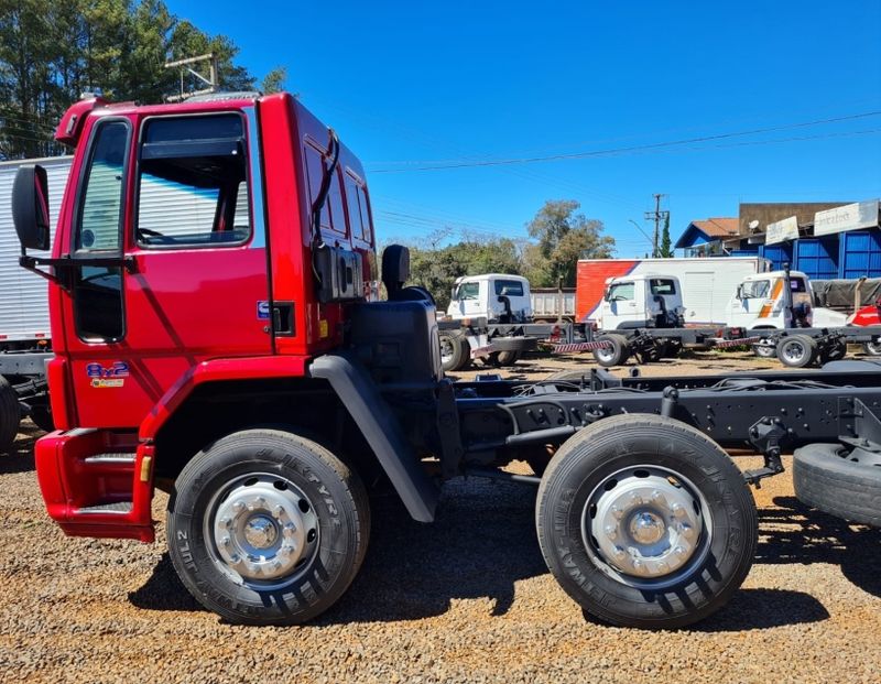 Ford Cargo 2428 E T 8×2 Chassi 2010/2011 CAMINHÕES & CAMIONETAS PASSO FUNDO / Carros no Vale